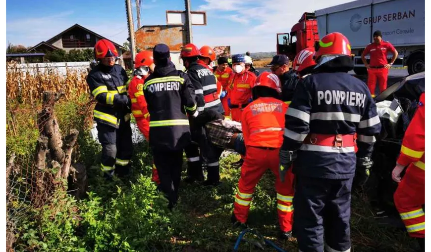 Val de accidente pe şoselele din România. Un şofer a murit după ce a intrat cu maşina într-un TIR
