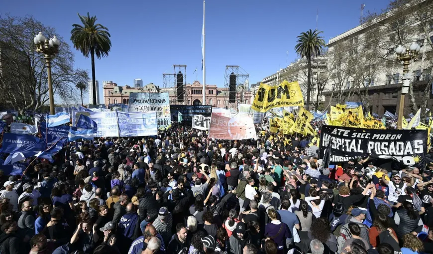 Zeci de mii de argentinieni au manifestat împotriva tentativei de asasinat care a vizat-o pe vicepreşedinta Kirchner