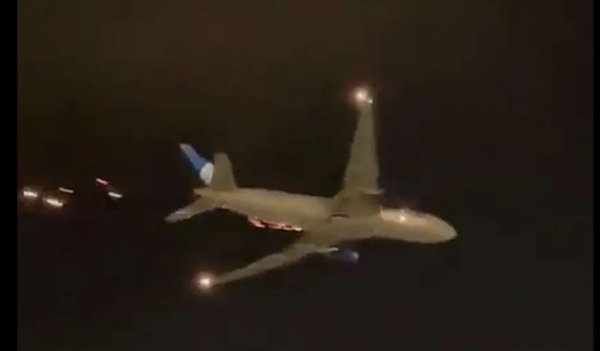 Un avion cu peste 250 de pasageri la bord, la un pas de tragedie. Din aeronavă au început să sară scântei după decolare VIDEO