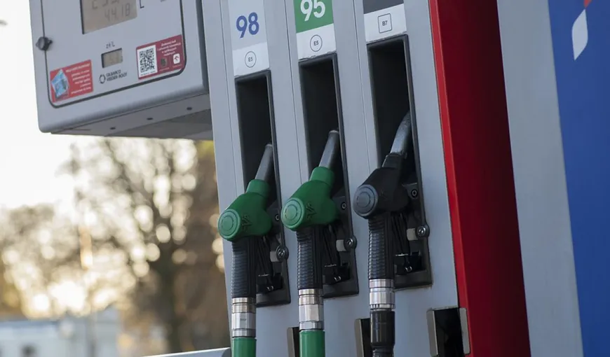 Preţul petrolului scade puternic. Cum sunt influenţate preţurile carburanţilor la pompă