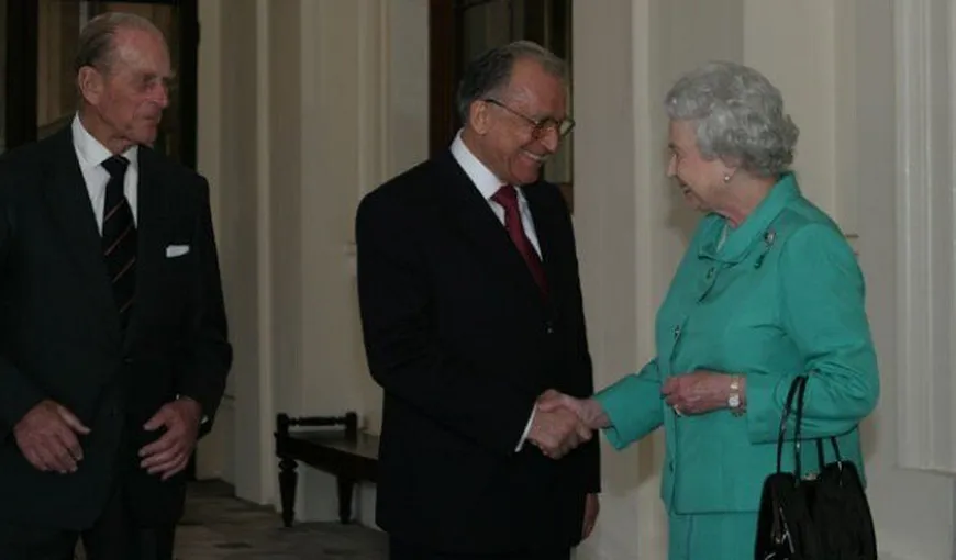 Ion Iliescu a luat masa la Palatul Buckingham, cu Regina Elisabeta a II-a. Fostul preşedinte i-a făcut Suveranei britanice şi un cadou