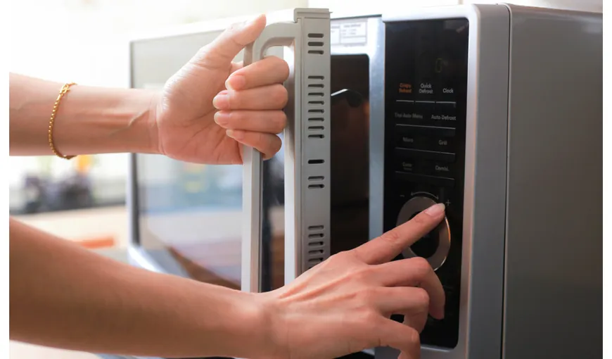 Ce se întâmplă dacă pui o lămâie întreagă în cuptorul cu microunde. Trucul genial la care apelează multe dintre gospodine