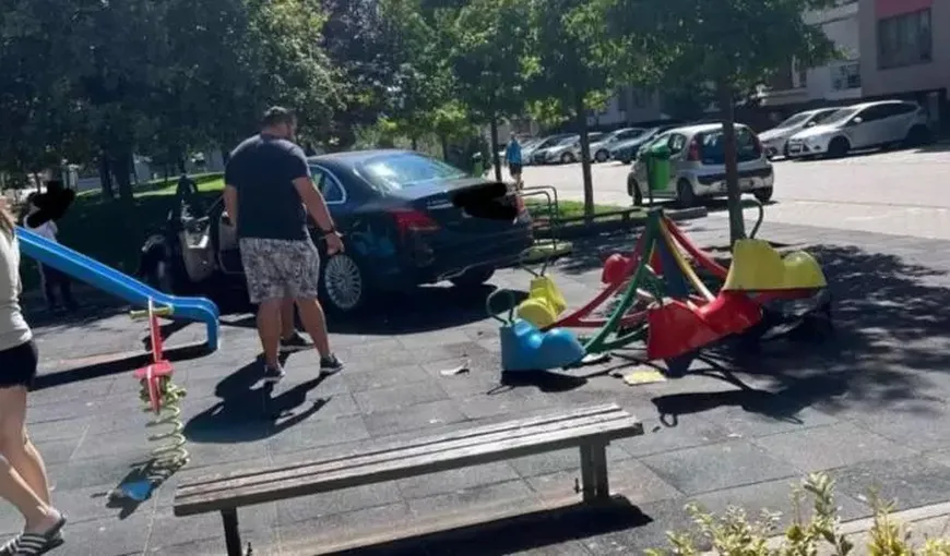 O şoferiţă a intrat cu mașina într-un loc de joacă din Bucureşti și a rănit un copil de aproximativ 2 ani