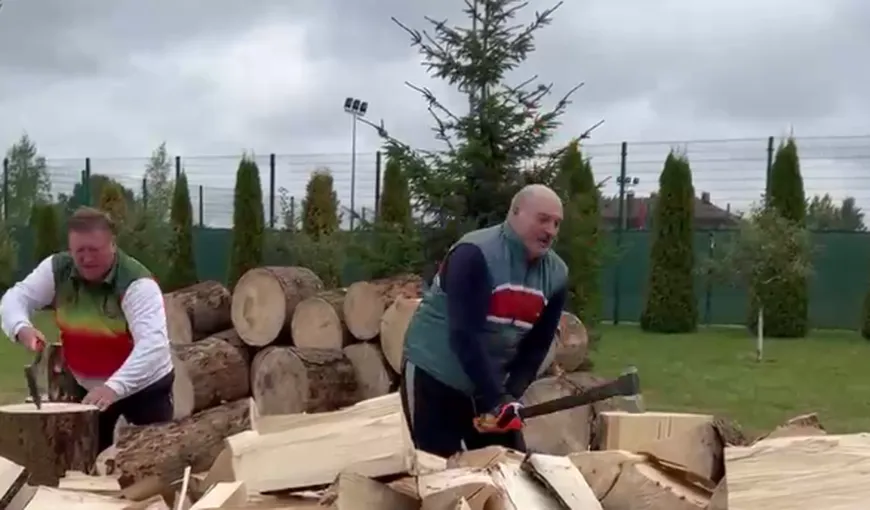 Lukaşenko îşi bate joc de europenii care vor suferi de frig la iarnă. S-a filmat în timp ce taie lemne, „brad sau mesteacăn, important e să fie cald”  VIDEO