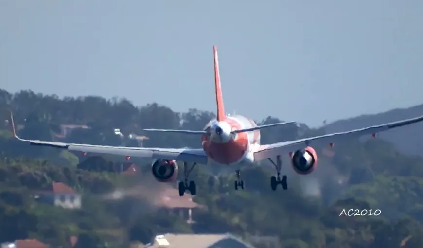 Panică pentru pasagerii unui Boeing 737 la aterizarea în Madeira. Aeronava a fost luată de vânt, piloţii au reuşit cu greu să o aducă la sol VIDEO