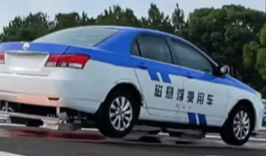 VIDEO China a testat cu succes maşini cu levitaţie magnetică, pe autostradă. Au o viteză de 230 km/oră şi rulează la 35 mm deasupra pământului