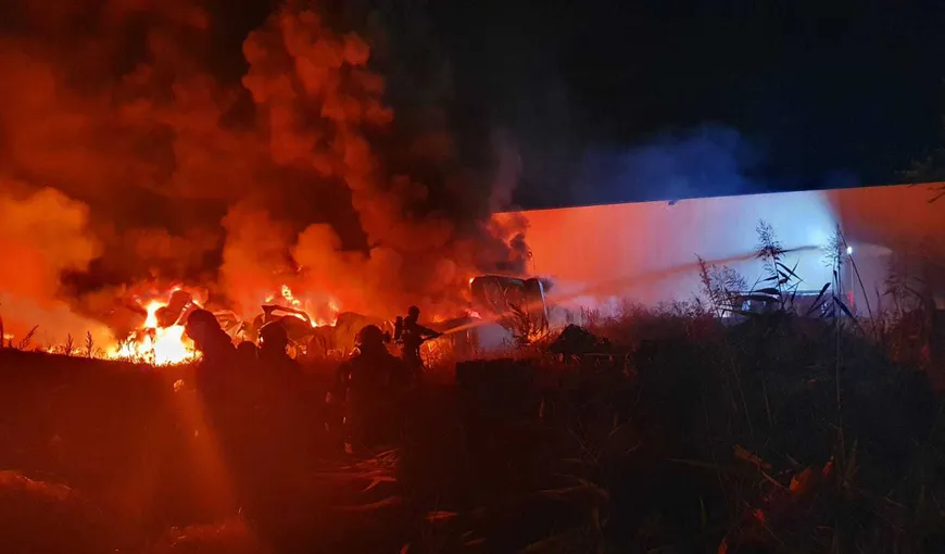 Incendiu uriaş lângă capitală. Un depozit de mase plastice arde în comuna Pantelimon