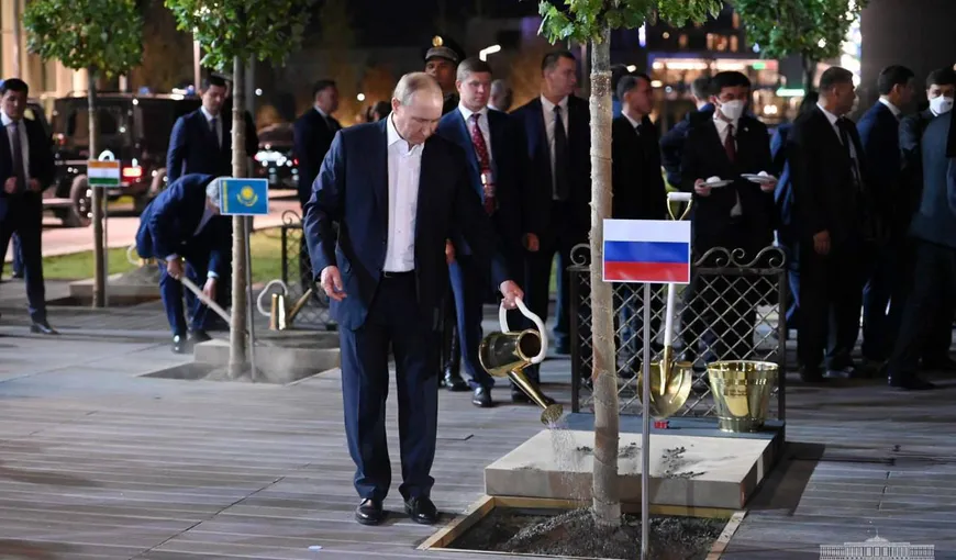Vladimir Putin, aroganţă maximă în plină criză. A folosit o lopată de aur ca să planteze un copac, apoi l-a udat cu o stropitoare de aur VIDEO