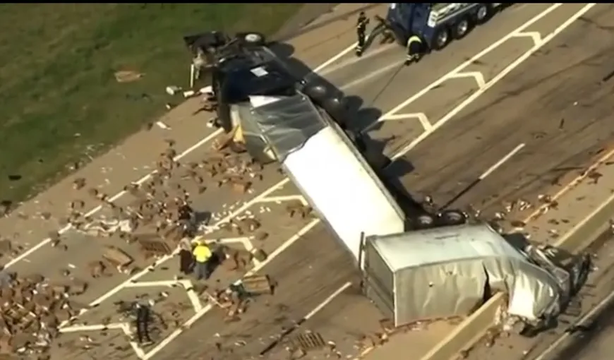 VIDEO: Mii de jucării sexuale, împrăștiate pe autostradă, după ce un camion s-a răsturnat, în plină zi