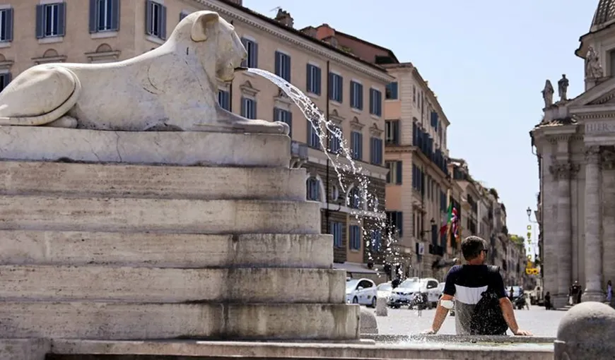 „Vânătoarea” de turişti. Un bărbat a fost amendat cu 450 de euro, pentru că a mâncat pe marginea unei fântâni, la Roma
