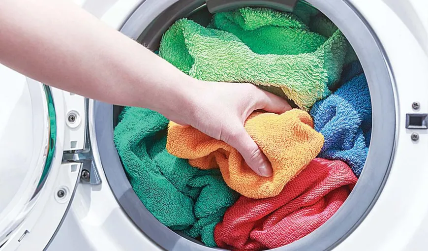 De ce să speli hainele cu apă rece în mașina de spălat. Iată motivele pe care nu le știai