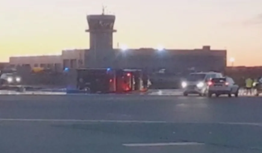 Maşină de pompieri răsturnată pe Aeroportul Henri Coandă