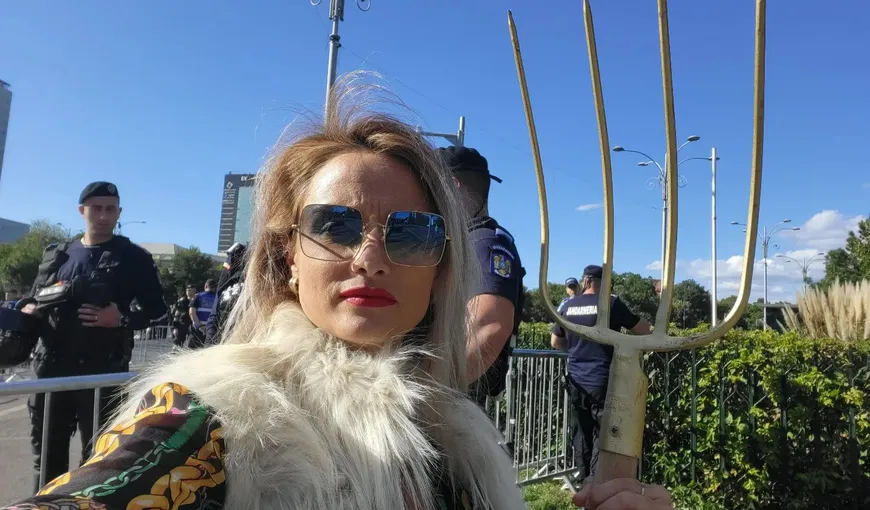 Amalia Bellantoni, dosar penal după ce a venit cu furca la protestul din Piaţa Victoriei