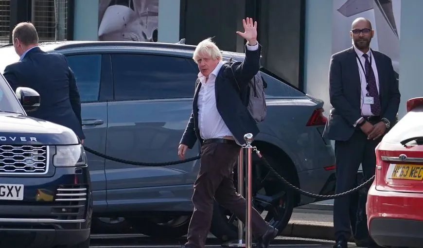 Boris Johnson s-a întors din vacanţa din Caraibe, ca să candideze iar la postul de premier. Pantalonii aproape picau de pe el când a salutat mulţimea FOTO