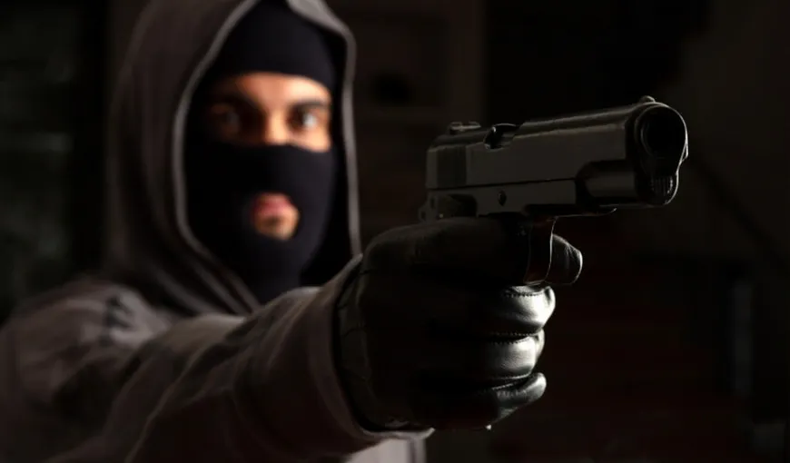O angajată a unei săli de jocuri a fost împușcată de un individ mascat care a fugit cu o geantă de bani