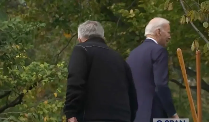 VIDEO Noi imagini îngrijorătoare cu Joe Biden. Preşedintele SUA s-a pierdut chiar în curtea Casei Albe: „Pe unde să o iau, pe aici?”