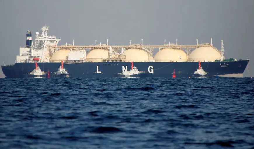 Zeci de nave încărcate cu gaz lichefiat aşteaptă în largul coatelor Europei. Explicaţiile specialiştilor