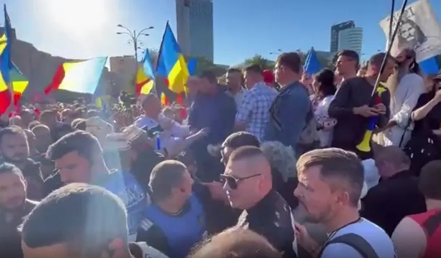VIDEO: Bătaie în Piața Victoriei, la protestul antiguvernamental. Diana Șoșoacă: „Ajutor, să vină jandarmii!”