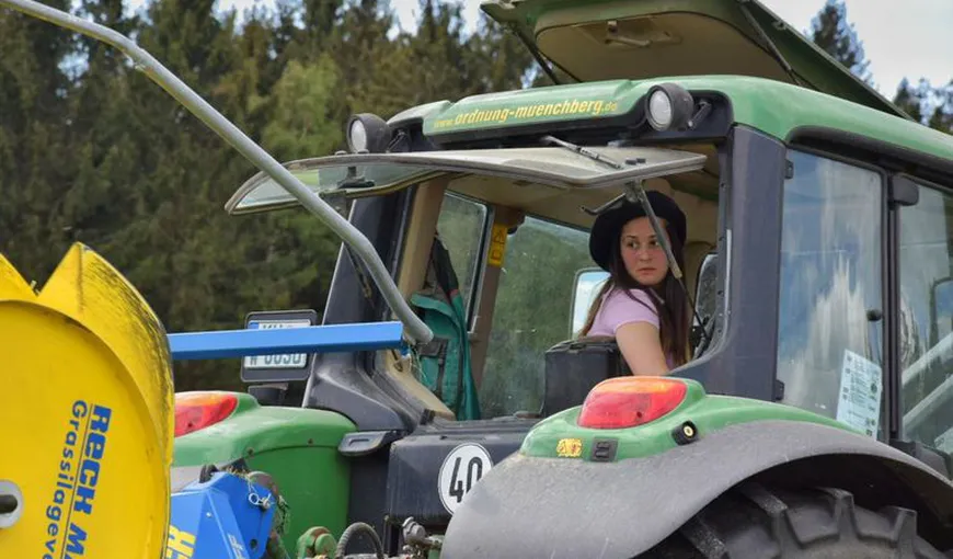 Ce salariu primeşte o femeie care lucrează zilnic pe tractor, în România