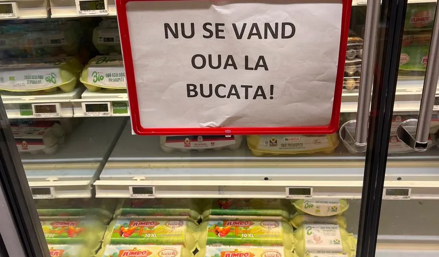 Imaginea sărăciei! Românii umblă în caserolele cu ouă din supermarketuri ca să cumpere câte un ou. Magazinele pun afişe de avertizare pentru clienţi