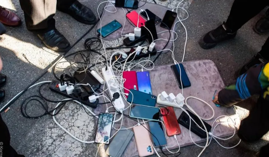 Imaginea din Herson care face „cât 1000 de cuvinte”! Ucrainenii își încarcă telefoanele la un generator din centrul orașului
