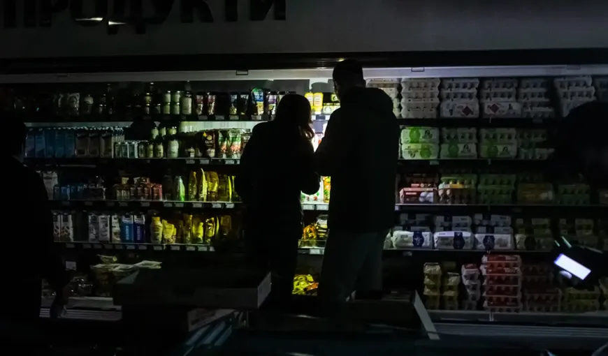 Imaginile dezastrului! Ucrainenii își fac cumpărăturile la supermarket pe întuneric! S-au deschis centre publice de „căldură”, unde oamenii merg să se încălzească