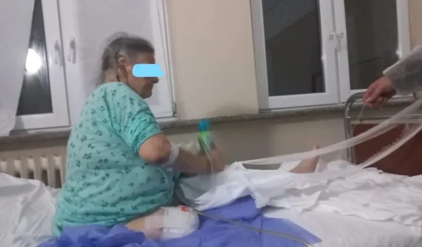 Bătrâna batjocorită la spitalul din Craiova a murit. Rudele acuză infirmierele că au lăsat- să se chinuie cu piciorul amputat pentru că „nu sunt plătite să care 100 de kilograme”