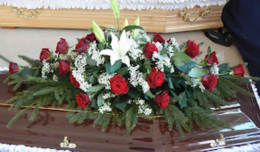 Un primar dintr-o comună din Hunedoara a venit cu o propunere inedită: bani în plic la înmormântări în loc de coroane de flori