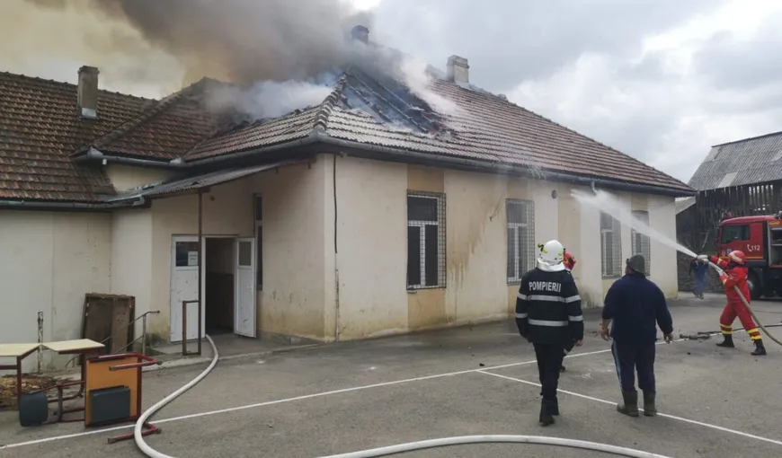 Incendiu într-o şcoală din Prahova. Pompierii au intervenit pentru stingerea focului