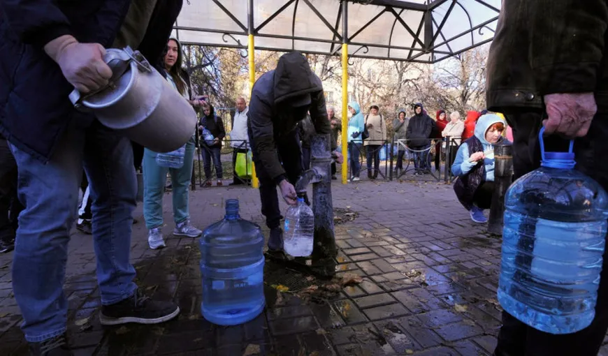 Locuitorii Kievului stau la coadă la cișmelele publice, după bombardamentele rușilor de luni care i-au lăsat fără apă