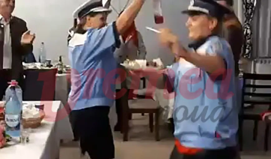 Continuă scandalul în cazul vasluiencelor care au dansat „Găina” deghizate în polițiste. Ce au descoperit polițiștii. Femeile au refuzat să spună de unde au uniformele (VIDEO)