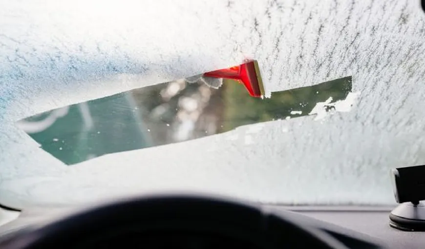 Cum poți dezgheța rapid parbrizul mașinii cu un simplu truc