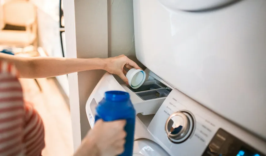 Trucul prin care poţi curăţa eficient maşina de spălat. Rufele tale vor fi mult mai curate