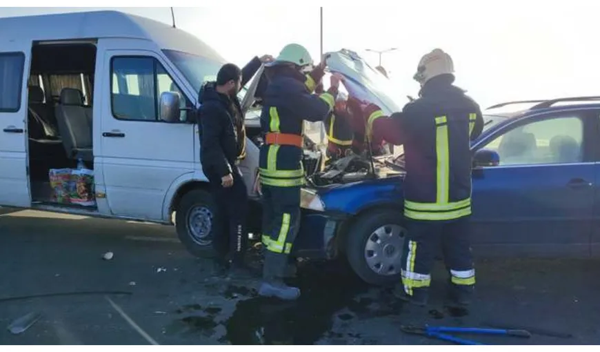 Incident grav în Arad! 13 persoane au fost implicate într-un accident dintre microbuz și o mașină. Cinci oameni au ajuns la spital