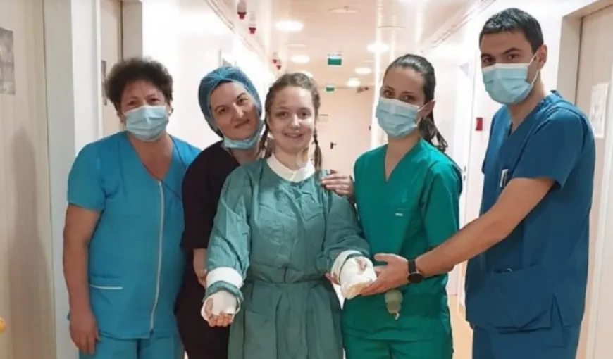 VIDEO Primele imagini cu Alexia, fata cu mâinile amputate și replantate de medicul supranumit „îngerul copiilor”, după accidentul de la Paşcani