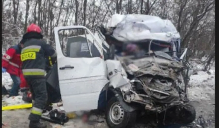 Accident cumplit, 16 morţi după ce un camion s-a ciocnit frontal cu un microbuz