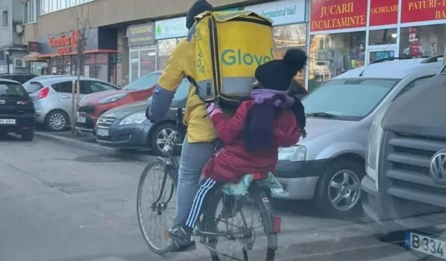 Fotografia virală cu un curier Glovo! Bărbatul își duce copilul la școală în timp ce transportă mâncare pe bicicletă: „Erou adevărat! Îți dau lacrimile când vezi așa poză!”