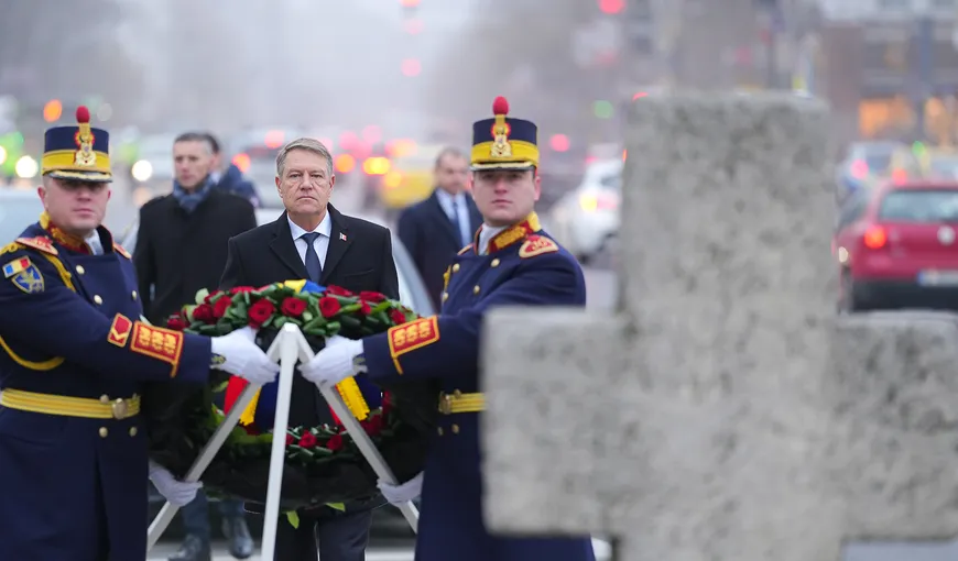Klaus Iohannis a depus o coroană de flori în memoria victimelor Revoluţiei din Decembrie 1989 VIDEO