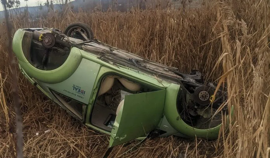 O mașină implicată într-un accident lângă Onești, prădată de hoți. I-au furat și roțile
