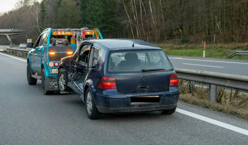 Un adolescent român a făcut prăpăd pe o şosea din Austria. A furat maşina unui poliţist, a rănit trei persoane, a atacat un agent şi a distrus trei autoturisme