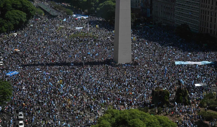 VIDEO LIVE Argentina s-a întors acasă! Sute de mii de argentinieni sărbătoresc pe străzi alături de CAMPIONII MONDIALI! Zi liberă în toată ţara
