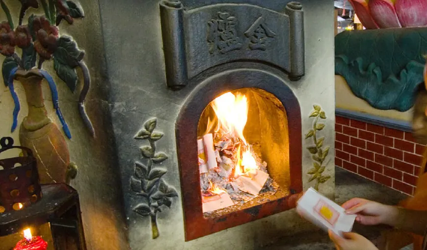 O femeie a sărbătorit Crăciunul aprizând focul în şemineu cu bonurile valorice ale soţului