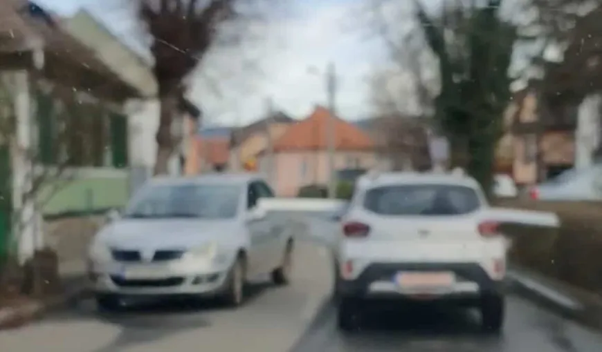 Transport „special” cu o Dacia Spring prin Sibiu. „Dorel” loveşte din nou! VIDEO