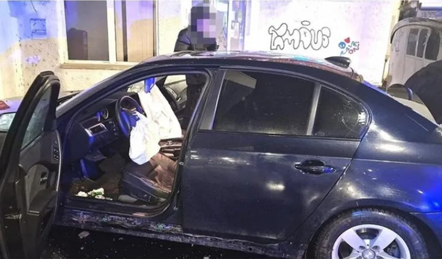 Un tânăr a zburat cu BMW-ul peste un sens giratoriu din Brașov și s-a oprit într-un zid. Acesta consumase băuturi alcoolice înainte de a se urca la volan