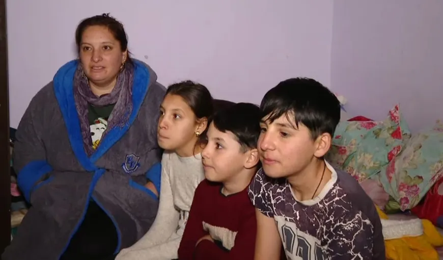 Povestea dramatică a unei mame singure cu trei copii din județul Giurgiu! Micuții învață la lumina lanternei, însă au visuri mari