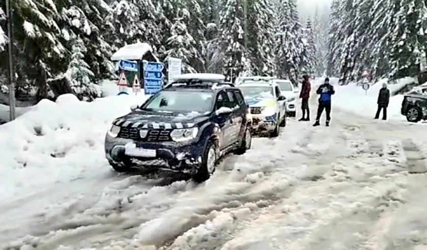 Ninsori puternice în județul Dâmbovița! Aproximativ 100 de turiști au rămas blocați cu mașinile în zăpadă