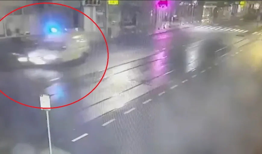 VIDEO Ambulanță, aflată în misiune, lovită de o mașină condusă de un șofer beat