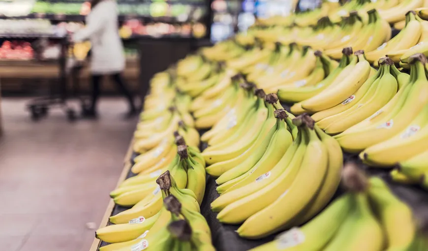 Cum rezistă bananele atât de mult timp pe rafturile magazinelor din România