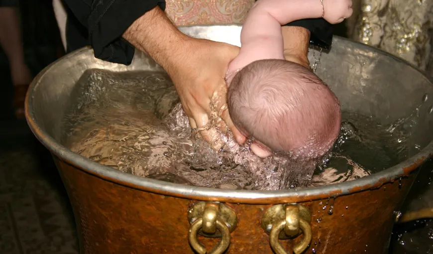 Bebelușul din Suceava decedat după botez a avut o moarte violentă, prin aspirare de apă / Raportul legiștilor