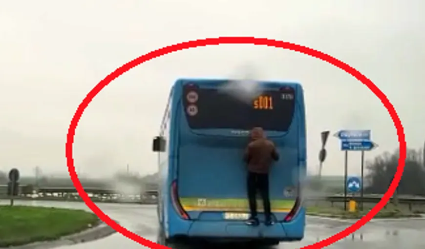 Un român a făcut „bus surfing” pentru că nu avea bani de bilet VIDEO